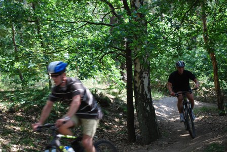 mountain biken op de lemelerberg